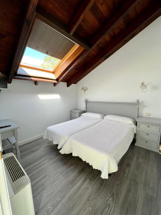 Hotel Villa Maria Revilla De Camargo Esterno foto